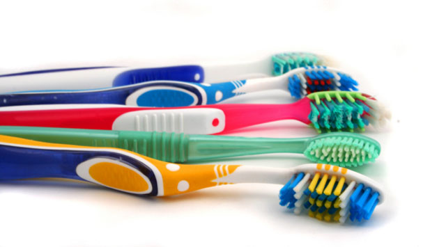 Зубні щітки і їхні різні кольорові деталі: що це означає Зубні щітки і їхні різні кольорові деталі: що це означає