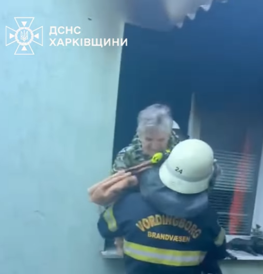 На Харківщині врятували жінку з палаючого будинку На Харківщині врятували жінку з палаючого будинку