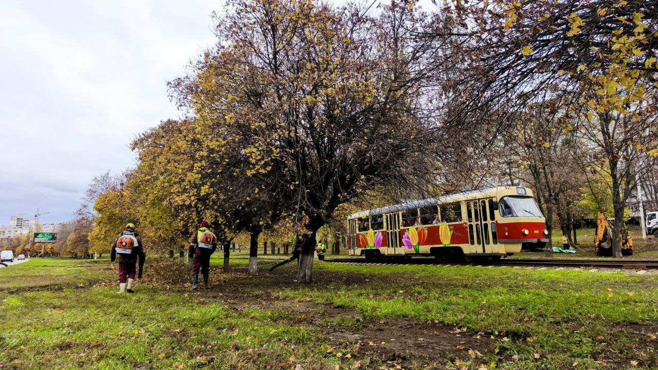 Харківські комунальники продовжують осіннє прибирання Харківські комунальники продовжують осіннє прибирання