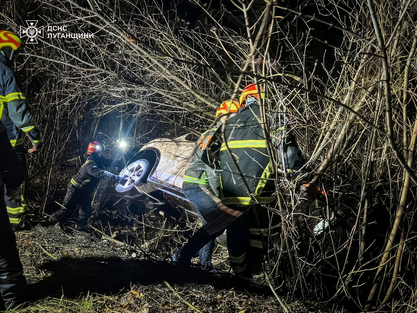 Автомобіль злетів з дороги в кювет: на Харківщині сталася ДТП Автомобіль злетів з дороги в кювет: на Харківщині сталася ДТП